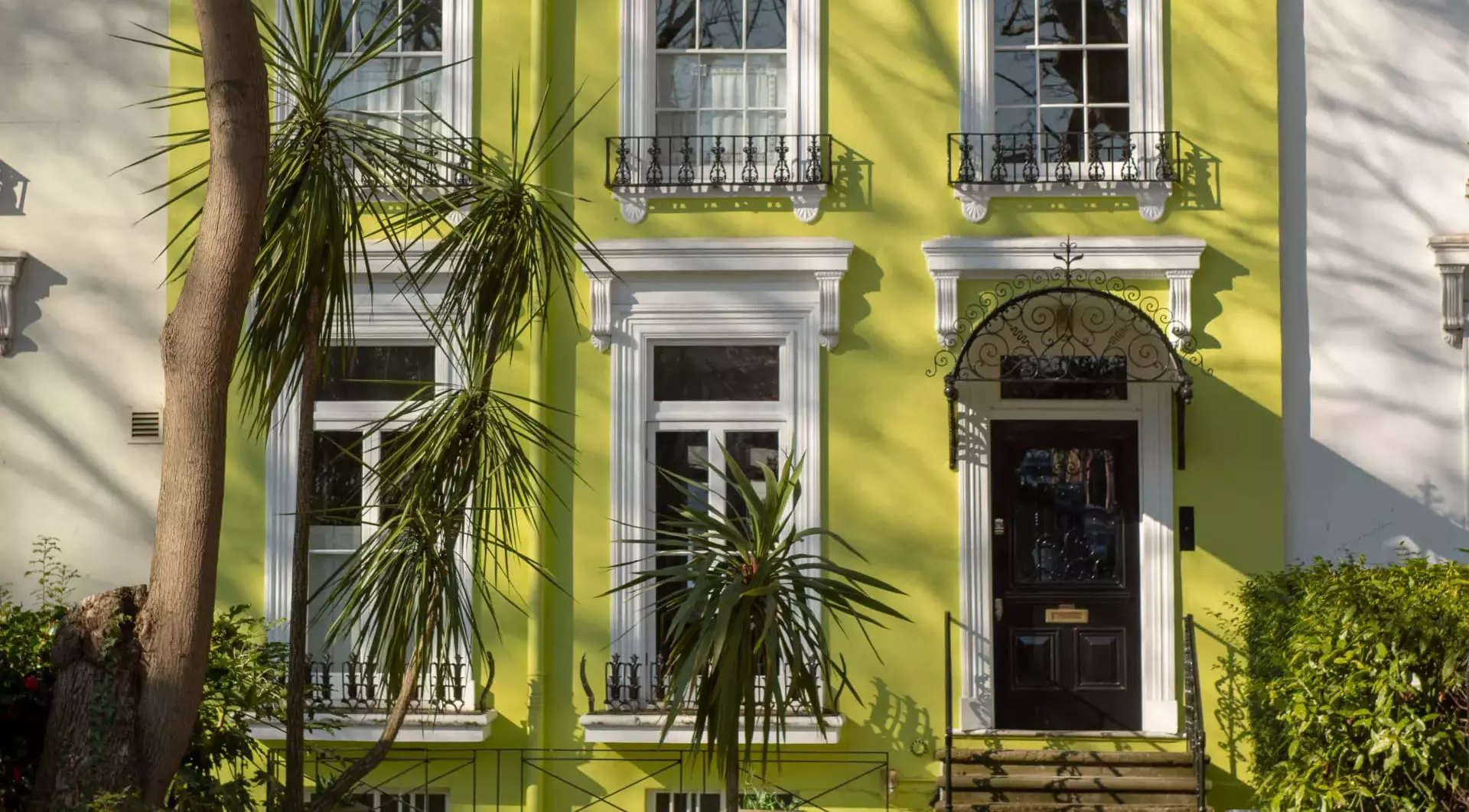 Чем покрасить дом снаружи: гид по выбору фасадной краски - Decorazza Чем покрасить дом снаружи: гид по выбору фасадной краски