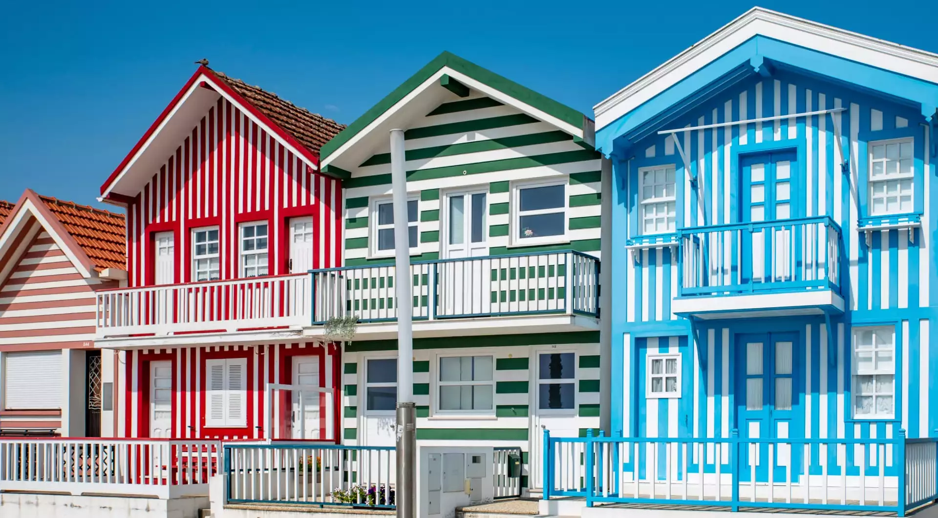 Чем красить деревянный дом внутри и снаружи: выбираем надежное покрытие - Decorazza Чем красить деревянный дом внутри и снаружи: выбираем надежное покрытие